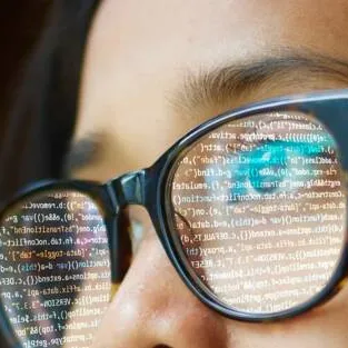 verres anti lumière bleue avec lunettes noires portées sur nez asiatique, mal ajustées mais juste pour l'exemple