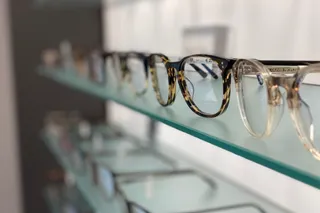 étagère en verre avec lunettes de vue à Nanterre - Ville et Rueil malmaison