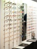Offre commerciale, 2ème paire gratuite chez TOUT'Optique, Opticien à Rueil Malmaison. On y voit un mur de lunettes avec un large choix de montures optiques.