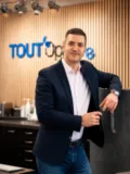 opticien qui vous écoute, à Nanterre, l'opticien est face à vous, vous regarde dans les yeux avec un air détendu. Il vous écoute